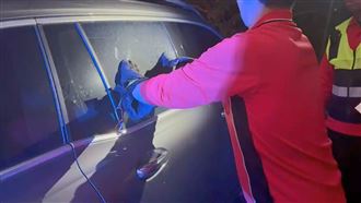 賓士車無故反鎖　警、消合力破窗救2歲童