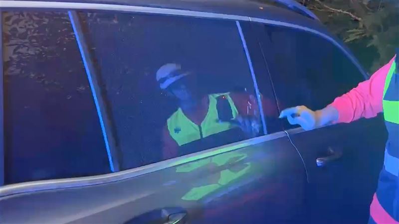 消防隊以破窗器材準備擊破車窗。（圖／翻攝畫面）