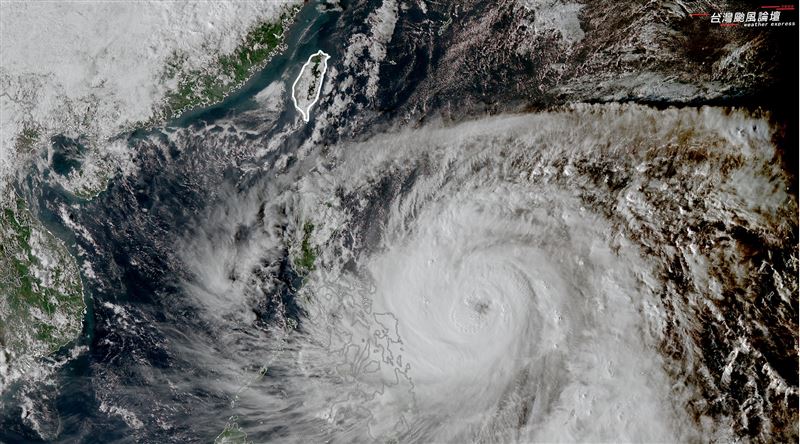 粉專指出，鳳凰體型龐大，面積足足有好幾個台灣大。（圖／取自台灣颱風論壇｜天氣特急臉書）