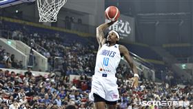 PLG例行賽，富邦勇士洋將古德溫單手暴扣。（圖／記者劉彥池攝影）