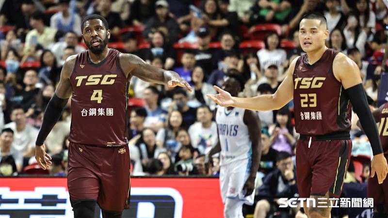 勇士主場開幕戰 獵鷹靠單洋將半場贏24分