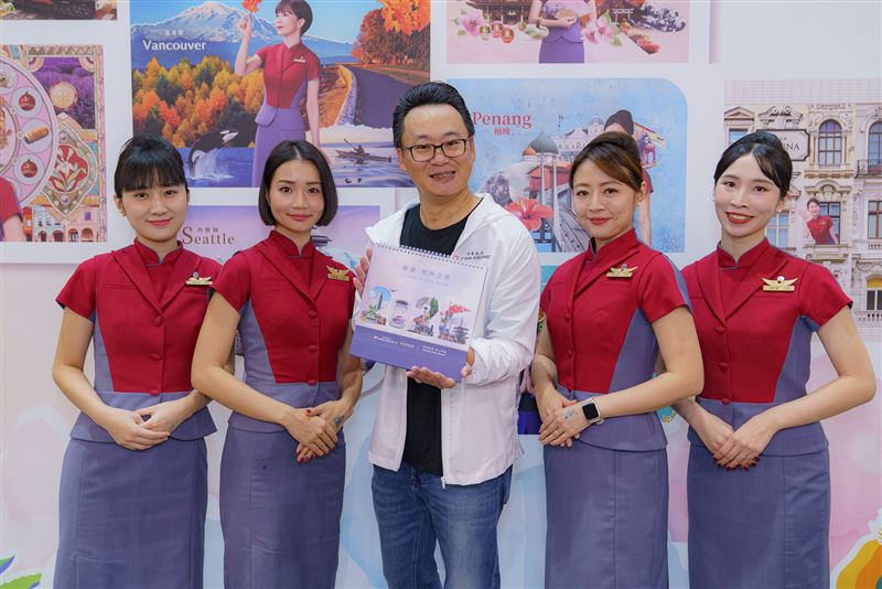 華航總經理陳漢銘(中)親臨旅展與制服人員合影留念，推廣2026年唯美桌曆，歡迎民眾前來拍照打卡，就有機會獲得只送不賣的限量桌曆。（圖／中華航空提供）