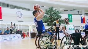 台灣輪椅籃球代表隊一哥呂駿逸繳出18分、13籃板、9助攻的「準大三元」。（圖／記者蔡厚瑄攝影）