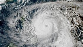 颱風「鳳凰」逼近菲律賓，已可見其環流結構巨大，足以覆蓋整個菲國。（圖／翻攝自X平台 @metofficestorms）