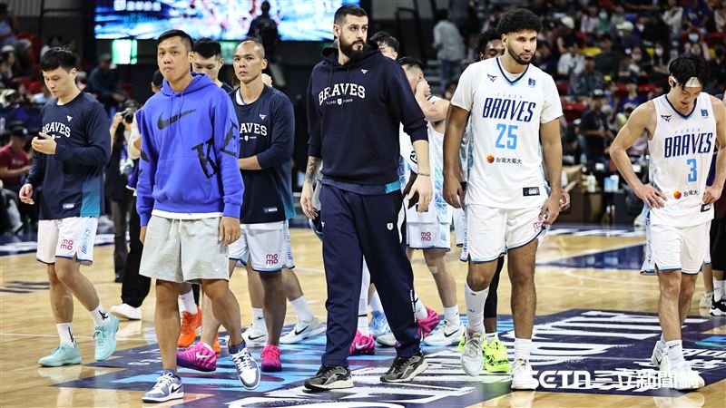 PLG例行賽，富邦勇士主場開幕戰76：112慘敗給台鋼獵鷹。（圖／記者劉彥池攝影）