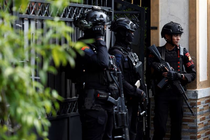 印尼發生罕見的清真寺恐攻，警方戒備森嚴。（圖／翻攝X@Mario Nawfal）