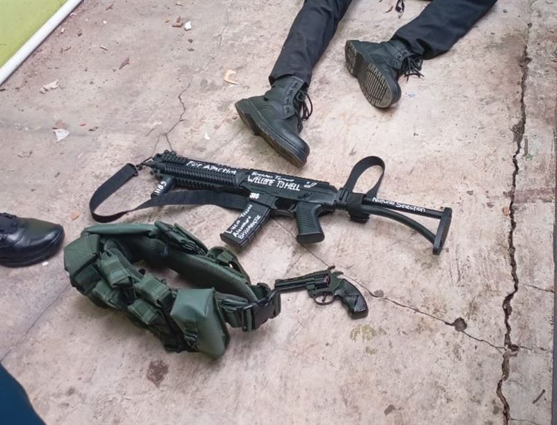 警方在現場找到一把玩具衝鋒槍，上面寫著「白人至上」的字跡。（圖／翻攝X@Mario Nawfal）