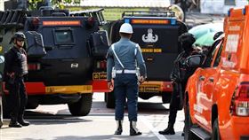 雅加達校園內清真寺禮拜期間爆炸，釀55傷，警方到場蒐證調查。（圖／翻攝X@Mario Nawfal）