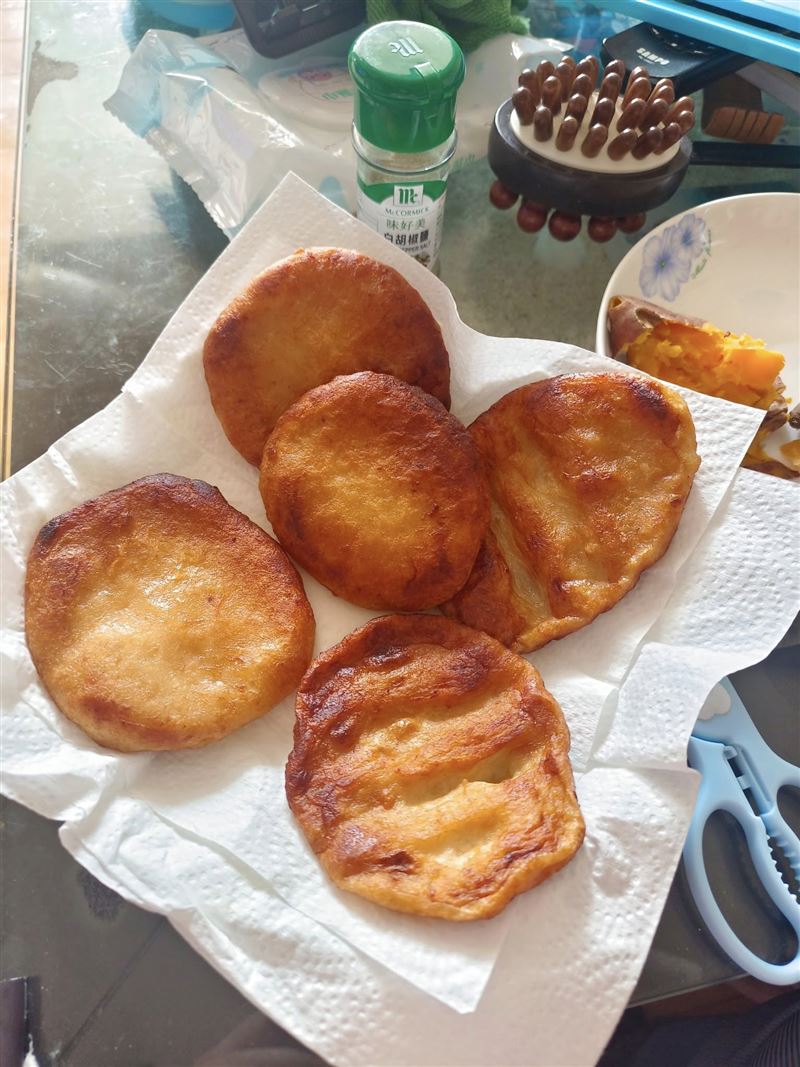 網友分享全聯的「基隆手工天婦羅片」，煎過再撒胡椒鹽，外酥內軟。（圖／翻攝自我愛全聯-好物老實説臉書）