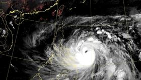 中颱鳳凰持續增強，且路徑逼近台灣。（圖／翻攝自中央氣象署）