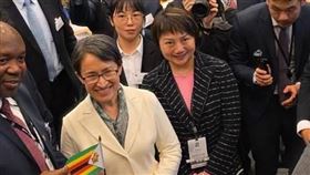 台灣副總統蕭美琴（前中，著白西服者）7日在歐洲議會舉行的對中政策跨國議會聯盟（IPAC）峰會發表演說，身旁為台灣IPAC共同主席范雲（著黑底白條紋西服者），蕭副總統特別感謝IPAC對台灣的支持。(圖/范雲提供)