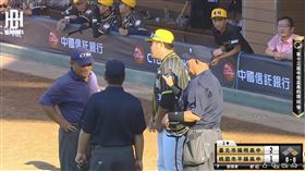 陽明高中總教練尹德榮遭驅逐。（圖／翻攝自Youtube頻道BeHeros）