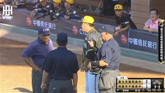 陽明高中總教練尹德榮遭驅逐。（圖／翻攝自Youtube頻道BeHeros）