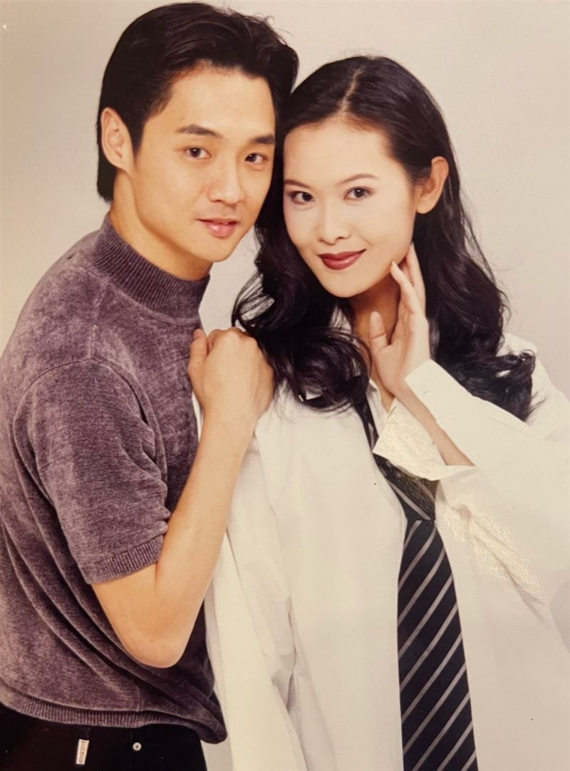 58歲宋逸民曬出近30年前與陳維齡合照，藝人夫妻從舞台到講台。（圖／藝起發光提供）