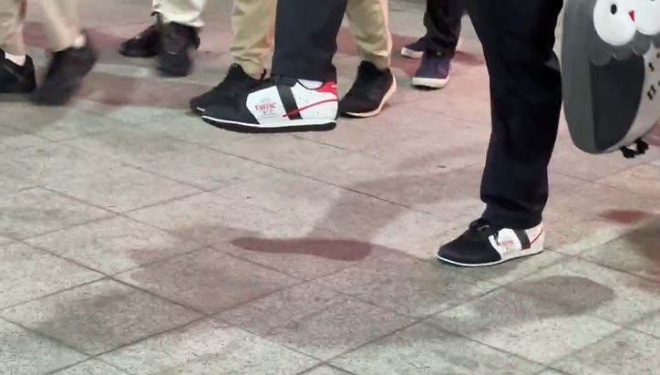 魏哲家穿全台唯一一雙「tsmc限量運動鞋」，引發關注。（圖／翻攝畫面）