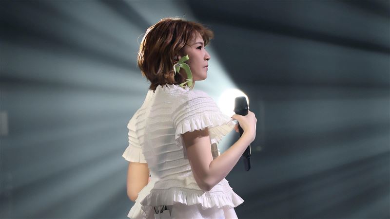 曾沛慈唱到一半太激動!求冷靜一下手發抖