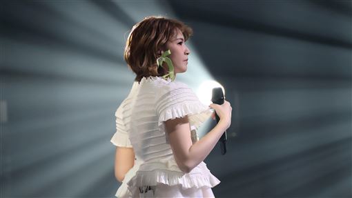 曾沛慈唱到一半太激動！求冷靜一下手發抖