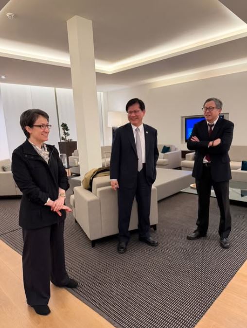 外交部長林佳龍陪同副總統蕭美琴出訪歐洲，會後發布與蕭美琴、駐歐盟暨比利時代表謝志偉合照，開心喊「任務順利完成」。（圖／翻攝自林佳龍IG）