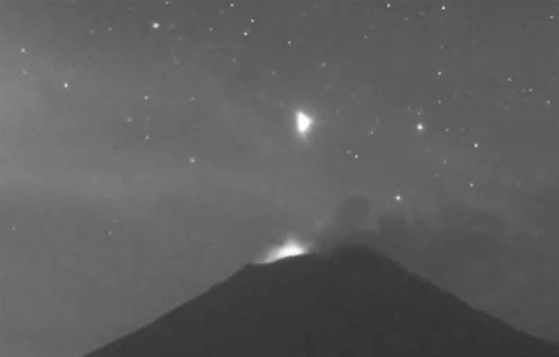 UFO盤旋墨西哥波波卡特佩特火山，專家：「跨維度大門」開啟。(圖/翻攝Youtube／EXCELSIOR)