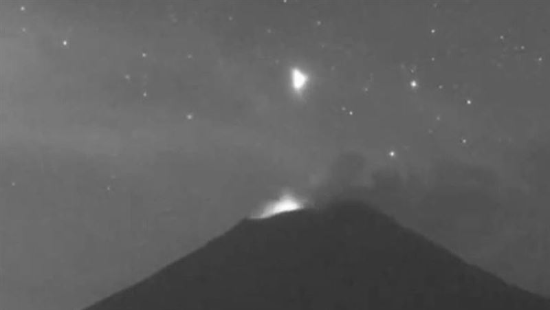 UFO盤旋火山口 專家:跨維度大門開啟