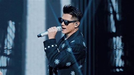 郭富城唱到一半突然催婚！罕聊三寶爸心情