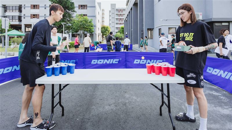 跆拳道選手陳鵬仁與拳擊選手黃筱雯參加國訓家庭日趣味競賽。（圖／國訓中心提供）