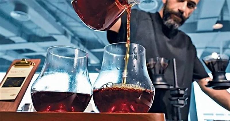 Julith 創辦人是土耳其冠軍咖啡師薩格索茲,他形容天價咖啡帶有茉莉花、柑橘、佛手柑,甚至有杏子和桃子的氣息,口感圓潤如蜂蜜般。(圖/翻攝自Gulf News)