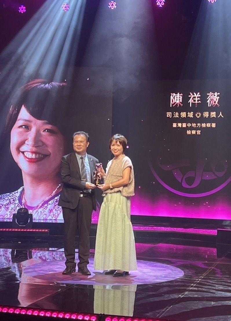 台中地檢署婦幼專組檢察官陳祥薇（右）接連破獲Telegram SCP群組、「台版N號房」及暗網「創意私房」等案件，獲衛福部頒發紫絲帶獎。（台中地檢署提供）