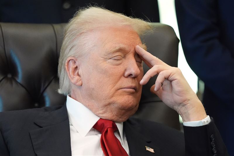 川普（Donald Trump）昨日在白宮宣布醫療政策時，被拍到打瞌睡。（圖／美聯社／達志影像）