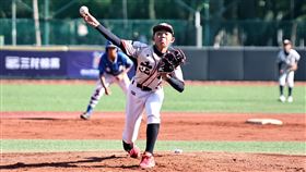 重光盃少棒開打　台南立人首戰吞敗2025第17屆重光盃全國少棒錦標賽8日在剛完成冠名的「青年公園謝國城紀念棒球場」舉行，開幕戰由台南立人與高雄壽天交手，立人派出陳炤廷（中）先發主投，可惜立人終場以5比7吞敗。（陳重光文教基金會提供）中央社記者謝靜雯傳真 114年11月8日