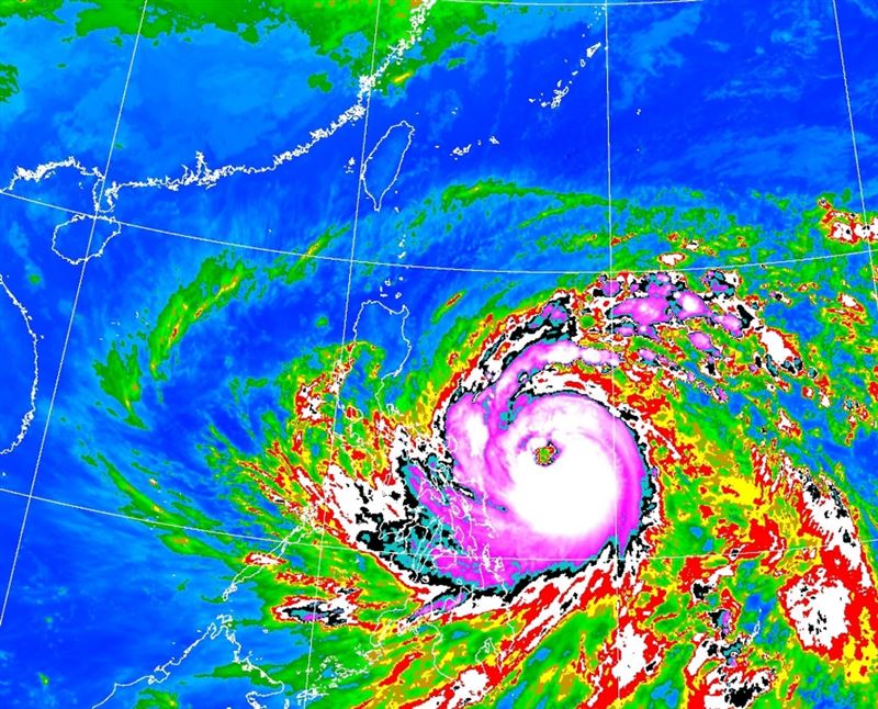 鳳凰將成「攔腰斷頭颱」，暴風半徑不斷擴大，預估今天（9日）升級成強烈颱風。（圖／中央氣象署）