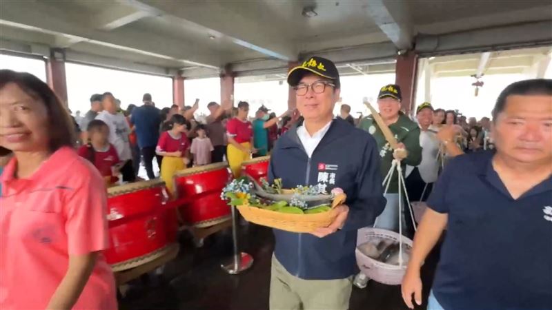 陳其邁捧著虱目魚，表態拚高雄市長初選的綠營立委跟在後面