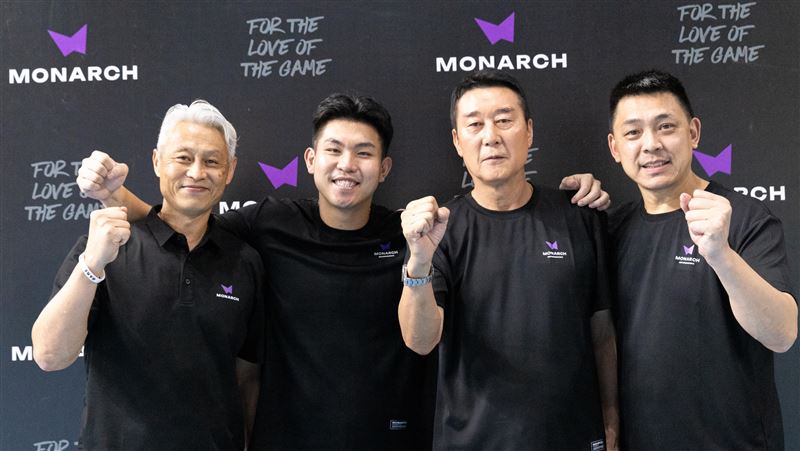 左起《Monarch》創辦人陳逸爸爸、陳逸與韓國傳奇射手李忠恕還有台灣輪椅籃球總教練羅興樑。（圖／陳逸提供）