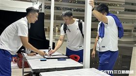 台灣輪椅籃球教練團徹夜討論戰術。（圖／記者蔡厚瑄攝影）