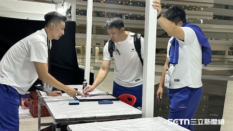 台灣輪椅籃球教練團徹夜討論戰術。（圖／記者蔡厚瑄攝影）