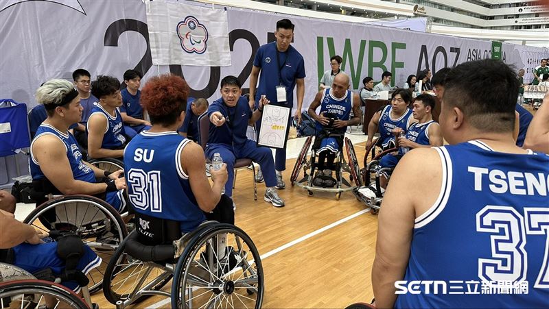 台灣輪椅籃球總教練羅興樑暫停時交代球員戰術。（圖／記者蔡厚瑄攝影）
