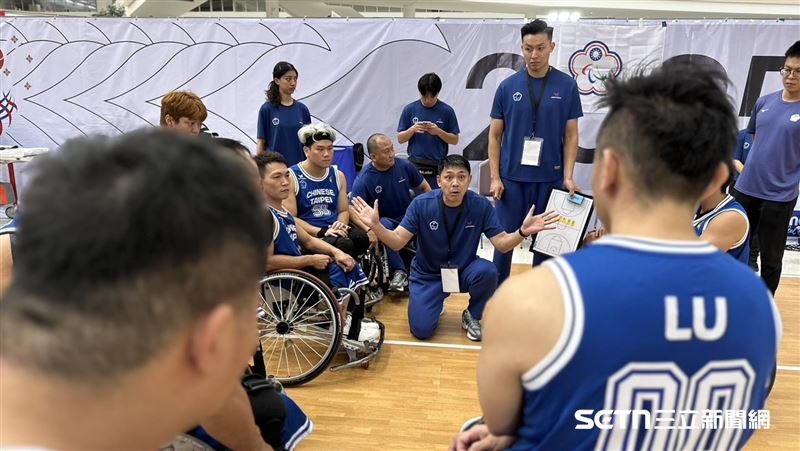 台灣輪椅籃球總教練羅興樑暫停時交代球員戰術。（圖／記者蔡厚瑄攝影）