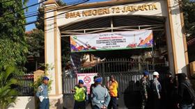 雅加達校園內清真寺禮拜期間爆炸，釀55傷，警方到場蒐證調查。（圖／翻攝X@Mario Nawfal）