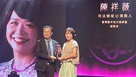 台中地檢署檢察官陳祥薇獲頒紫絲帶獎台中地檢署婦幼專組檢察官陳祥薇（右）接連破獲Telegram SCP群組、「台版N號房」及暗網「創意私房」等案件，獲衛福部頒發紫絲帶獎。（台中地檢署提供）中央社記者趙麗妍傳真　114年11月8日