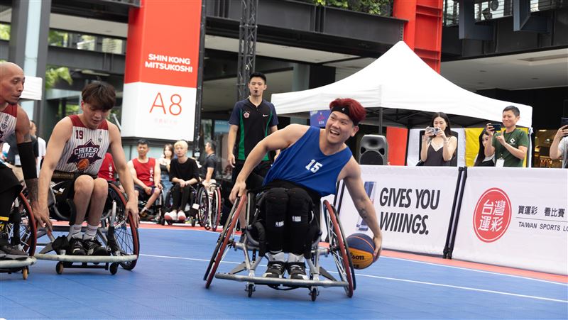 台灣輪椅籃球隊邢人中(藍衣者)。（圖／中華帕拉林匹克總會提供）