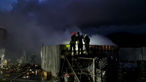 回收場又失火…「玉里法國爸」暖心說1句