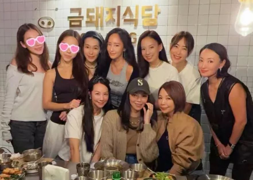 關穎與賈永婕等好友們，提早替曾馨瑩過生日。（圖／翻攝自關穎IG）