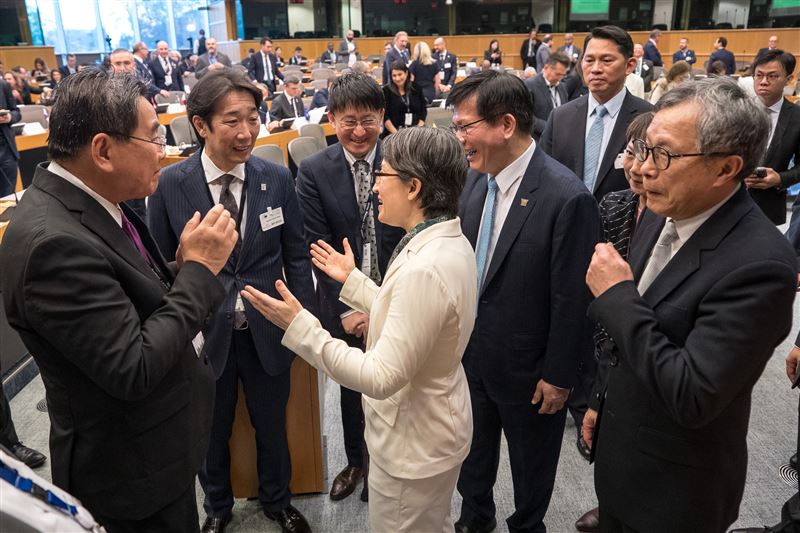 蕭美琴副總統於演講後，在林佳龍和我國駐歐盟兼駐比利時代表謝志偉大使陪同下與現場議員互動。（圖／翻攝自林佳龍臉書）