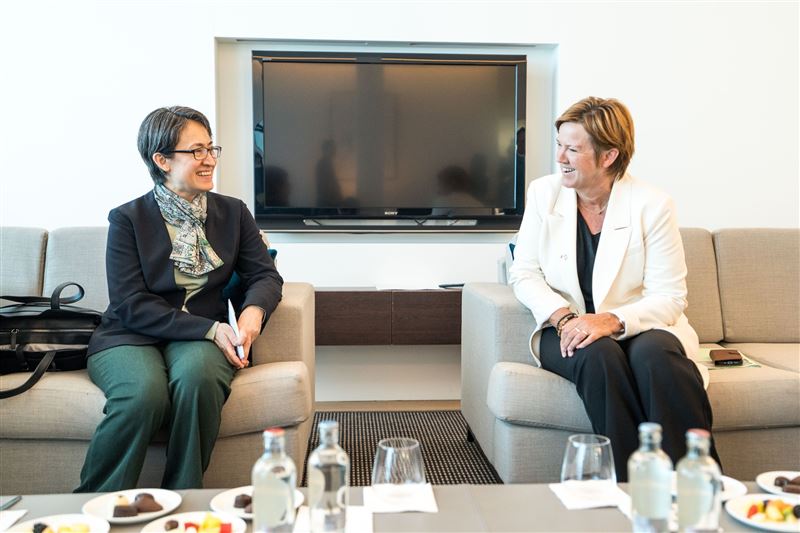 擔任IPAC比利時共同主席的比利時眾議院外交委員會主席Els Van Hoof接機歡迎蕭美琴副總統及外交部訪團一行。（圖／翻攝自林佳龍臉書）