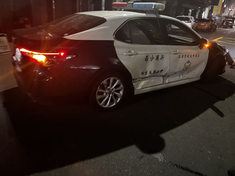 巡邏車車門嚴重變形。（圖／翻攝畫面）