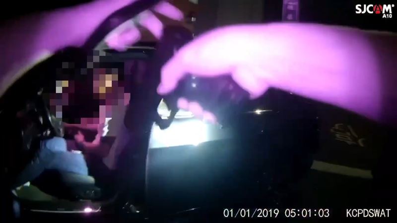 員警朝前後輪開槍仍被毒蟲駕車衝撞同事、巡邏車後趁隙逃逸。（圖／翻攝畫面）