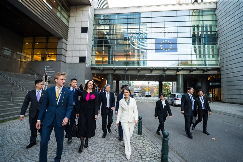 副總統蕭美琴完成演講後，由歐洲議會總務長Miriam Lexmann（左二）及IPAC執行主任Luke de Pulford（左一）陪同步行至歐洲議會門口。（圖／外交部提供）