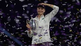 WTA年終賽芮芭奇娜（Elena Rybakina）擊敗莎芭蓮卡（Aryna Sabalenka）奪冠。（圖／美聯社／達志影像）
