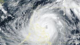 鳳凰今晚將以最強之姿強颱登陸呂宋島。（圖／中央氣象署）