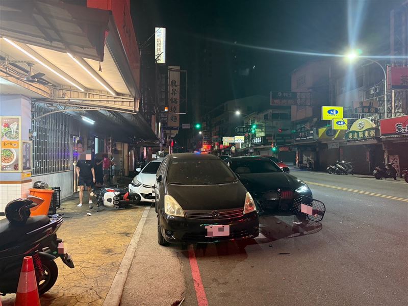 沈女酒駕連撞3車又衝撞人行道遭送辦。（圖／翻攝畫面）